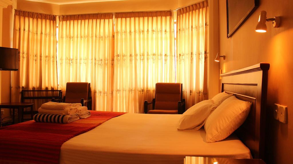 Hotel Janishi Residencies Negombo Habitación foto